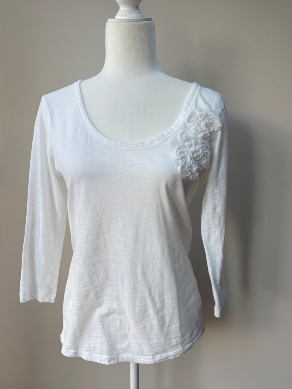 Old Navy Crisp White Scoop Neck 3/4 Sleeve Top with Floral Applique